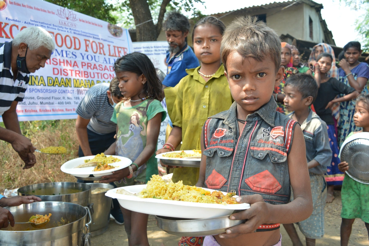 Children in queue for food